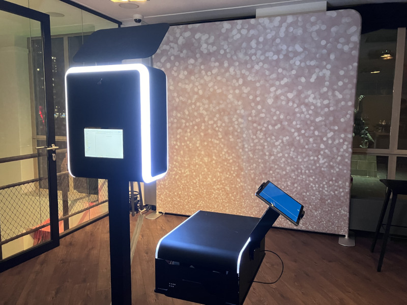 Photobooth rental for events in the Netherlands. Photobooth with a backdrop