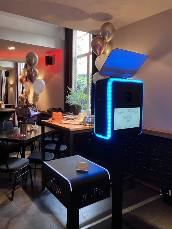 Photobooth hire in Leiden at a private party with balloons and props — Smilen.nl