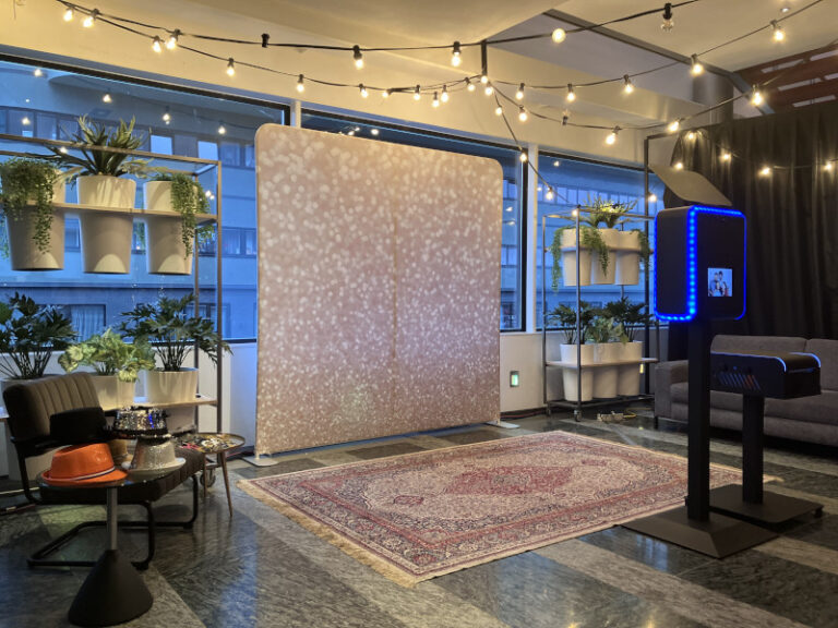 Photobooth hire in Amsterdam with champagne glitter backdrop - corporate events and brand activations by Smilen.nl