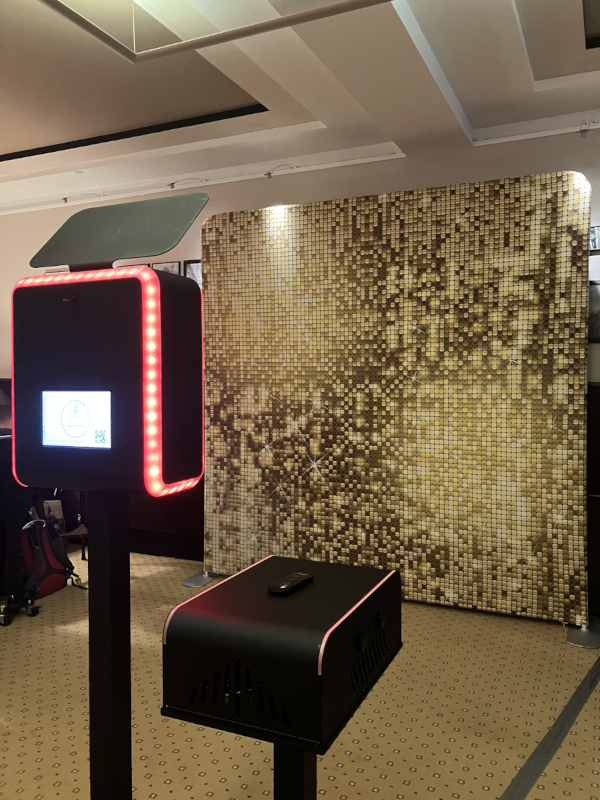 Photobooth hire in Delft with gold sequin backdrop - weddings and private parties by Smilen.nl